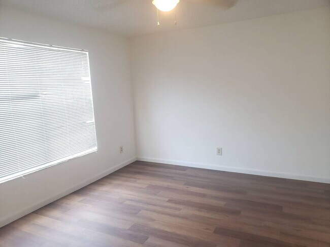 Building Photo - GREAT 3 bedroom 2 bath all new inside sing...