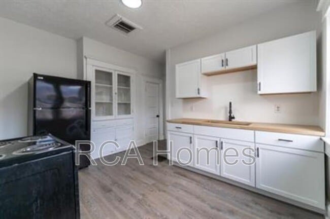Building Photo - 1037 N Parker Ave