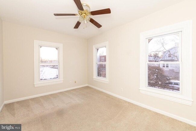 Building Photo - 724 E Locust Ave