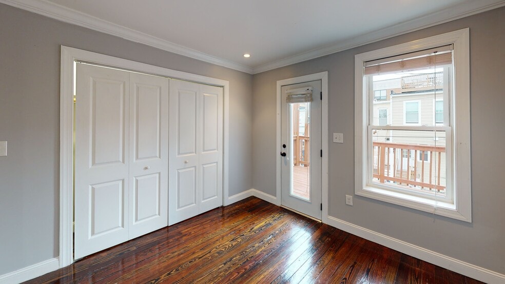 Building Photo - 509 S Kenwood Ave