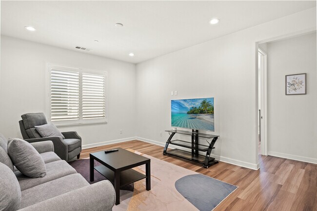Building Photo - Spacious & Stylish 4 Bed 3 Bath in Chino P...