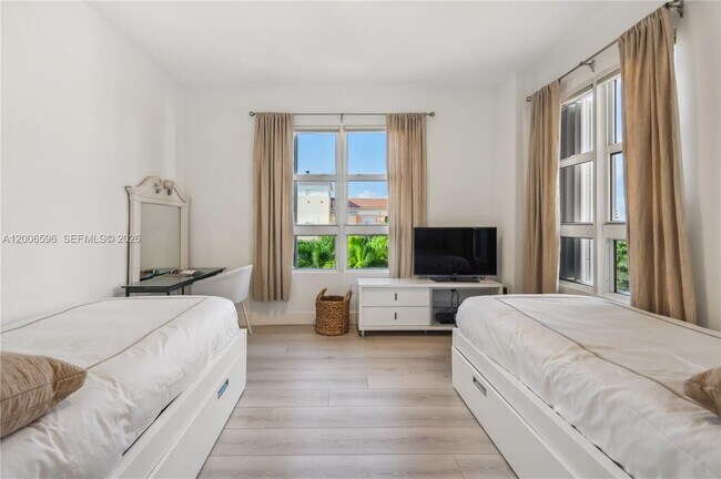 Building Photo - 747 Crandon Blvd