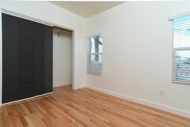 Building Photo - Updated 1 Bed 1 Bath in the Heart of Echo Park - Parking, laundry and great views!