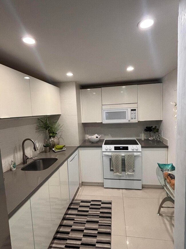 Building Photo - 5600 N Flagler Dr