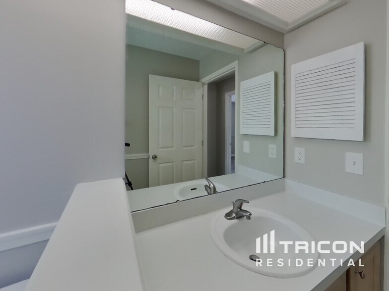 Building Photo - 8465 Country Bend Cir W