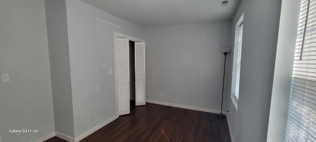 Building Photo - 7441 N Rogers Ave