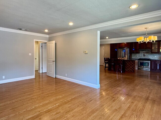 Building Photo - Bright and Spacious 3 Bedroom 2 Bath Home ...