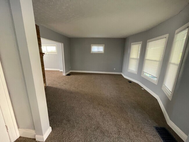 Primary Photo - DAYTON, OH - FIVE OAKS - 3 BEDROOM/1 BATH ...