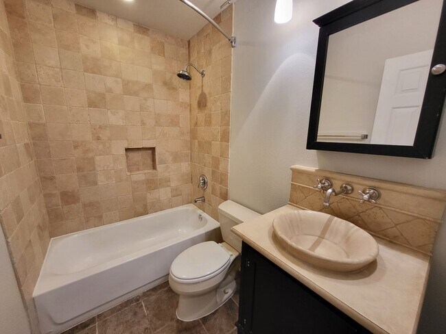 Building Photo - 4 Bedroom House, Private Pool,  Large Pets Welcome