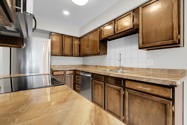 Building Photo - $2,600 - 3 Bed, 1.5 Bath Condo in Aurora w...