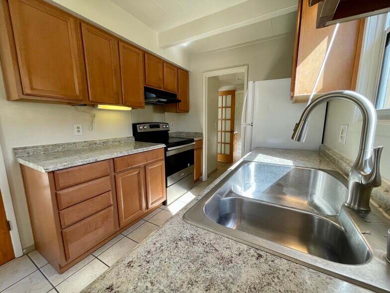 Kitchen looking toward patio. - 451 Dela Vina Ave