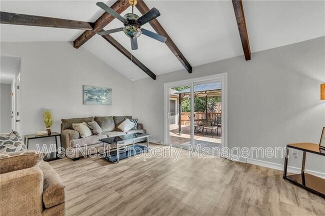 Building Photo - 305 NW Shamrock Ave