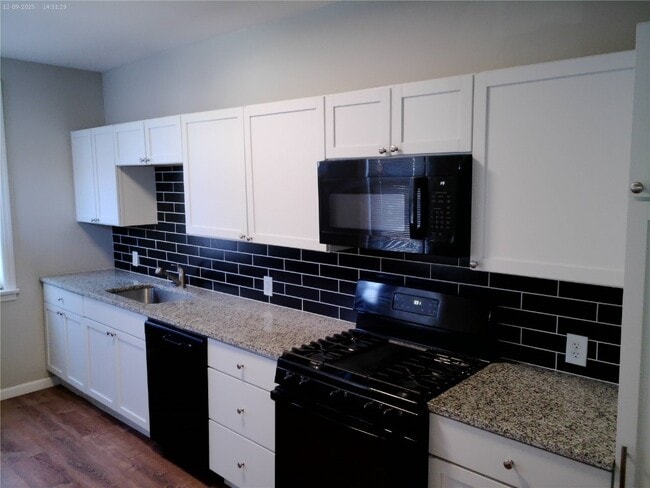 Building Photo - 6118 Vermont Ave