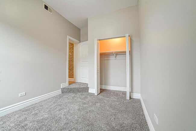 Building Photo - 4858 S Prairie Ave