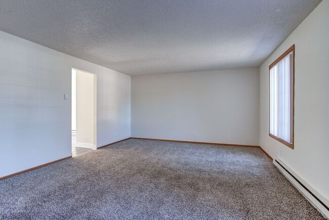 Building Photo - 3 bedroom 2 bath townhouse downtown Hillsboro!