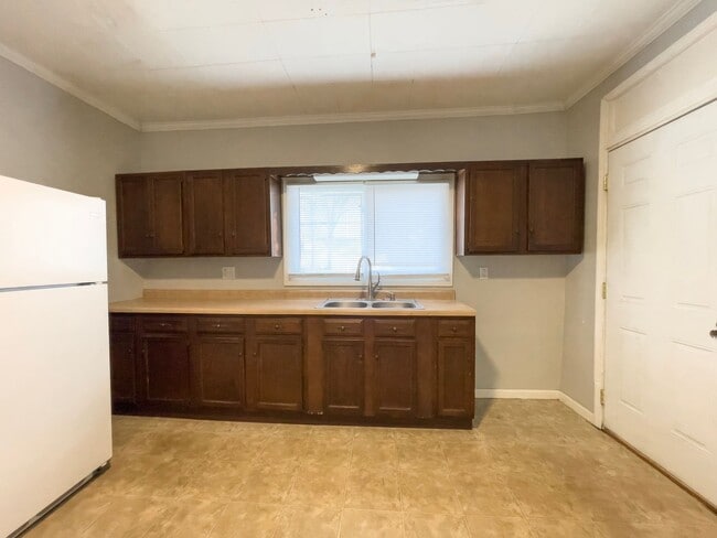 Building Photo - PRELEASING for AUGUST! Pet-Friendly 4BR Walk to Ball State, in unit Washer/dryer and hardwood flo...