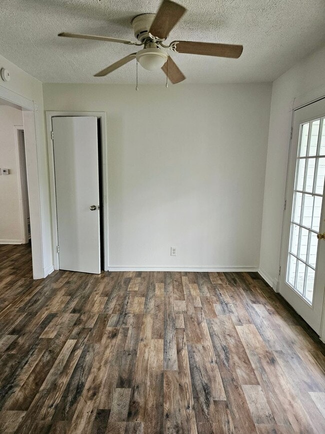 Building Photo - 3 BEDROOM AVAILABLE NOW!