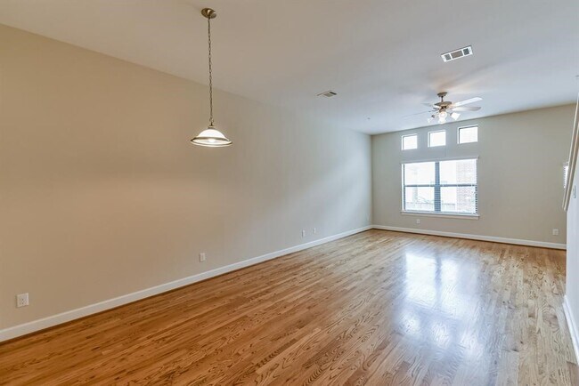 Building Photo - 11315 S Main St