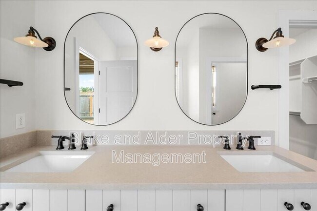 Building Photo - 496 NW Cascade Mountain Dr