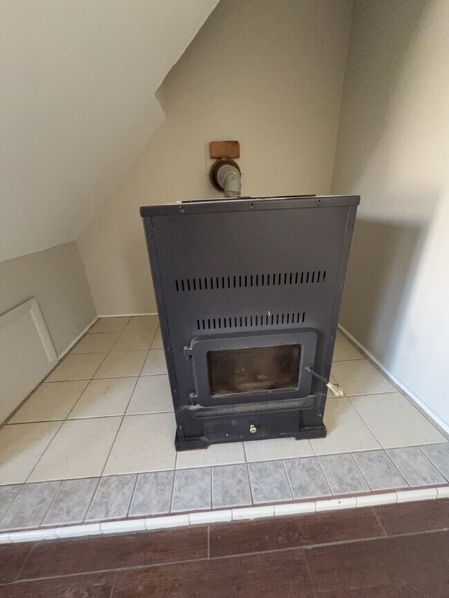 Building Photo - !! SPECIAL HALF OFF SECOND MONTH'S RENT!!! Charming 3BR 2BA Home w/ Updated Kitchen + Large Front...