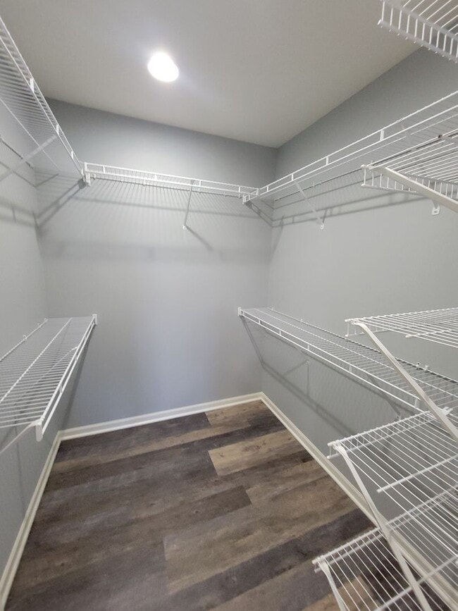 Building Photo - 5 bed/ 3 bath Single family home.