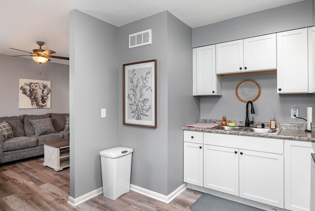 Building Photo - 2 bed, newly remodeled hideaway in Trenton, Ohio