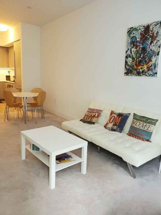 Building Photo - High end one bedroom plus at the luxurious...
