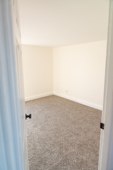 Building Photo - 1005 Railroad St