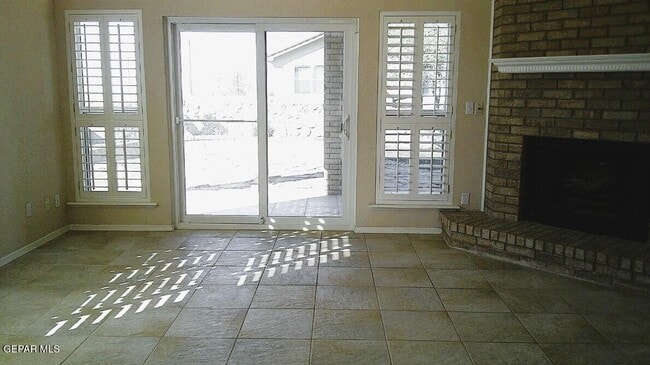 Building Photo - 901 Las Aves Pl