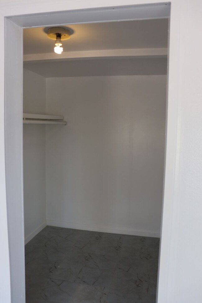 Building Photo - 2416 Cedar Dr