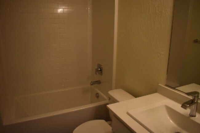 Building Photo - 641 Marshall Ln