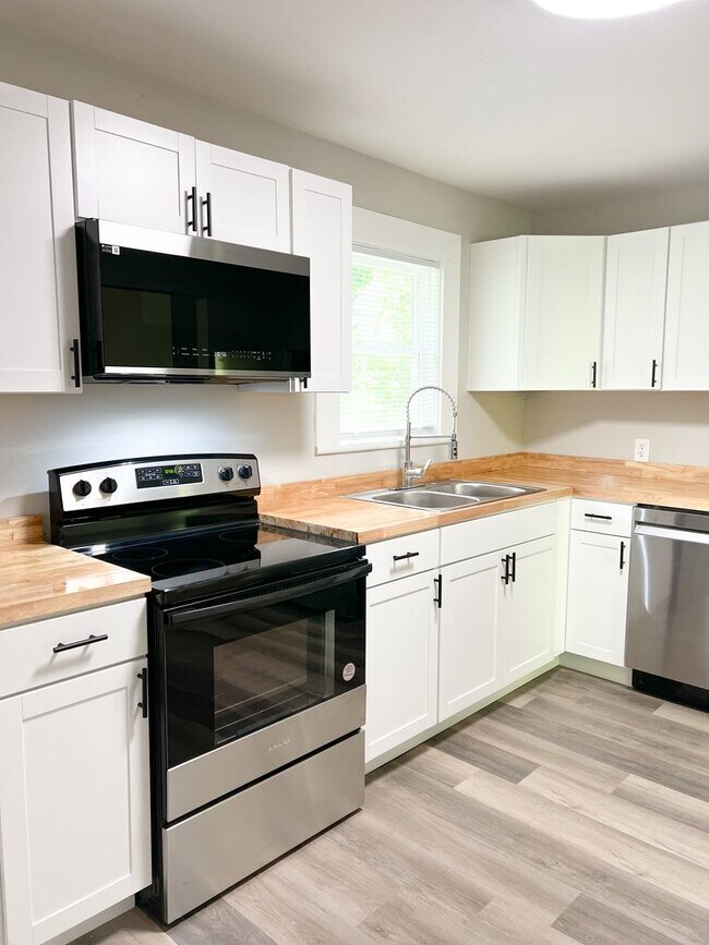 Building Photo - Completely Remodeled Home in Clarksville, TN – Just Off Madison Street!