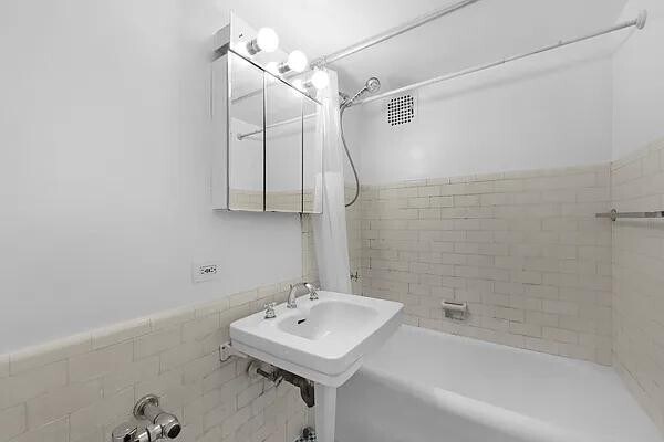 Building Photo - 5 Tudor City Pl
