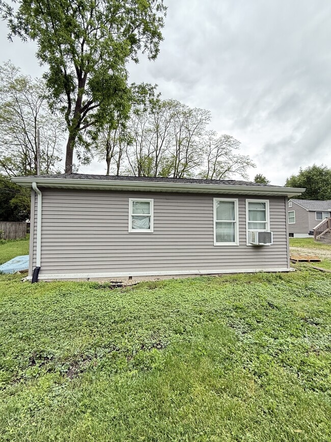 Building Photo - 307 W Ells Ave