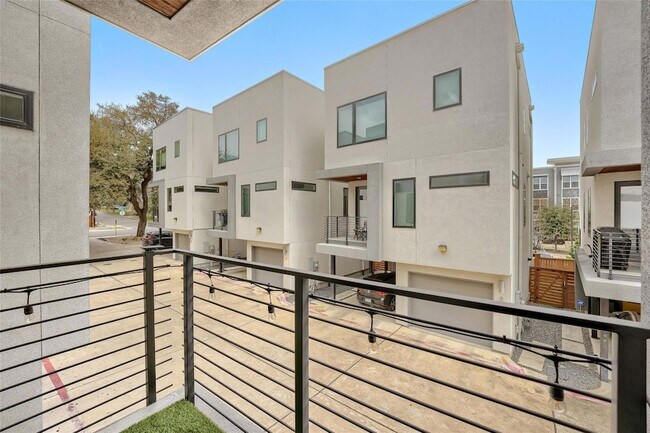 Building Photo - 2301 Bluebonnet Ln