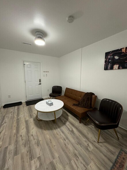 Sitting area - 2817 Sourwood St