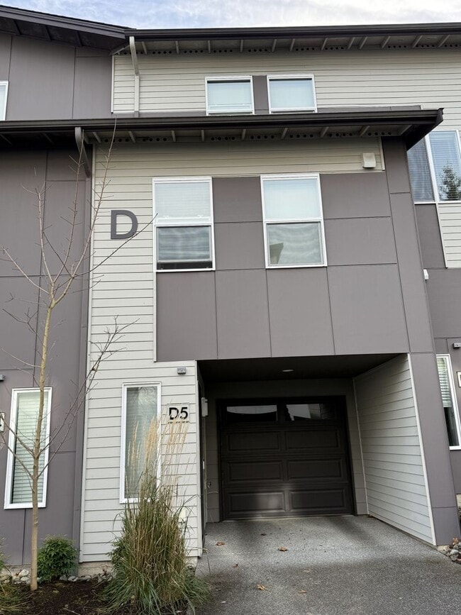 Building Photo - Modern Lynnwood 3BD/3BTH Townhome for Lease! Small Pet Friendly!