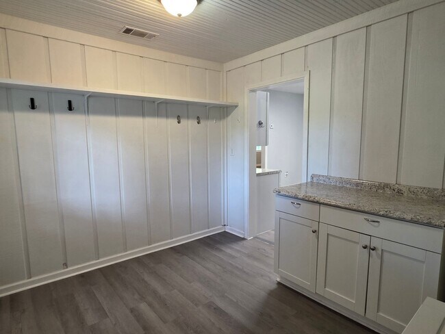 Building Photo - Country Living with Beautiful Oak Trees on Acreage!
