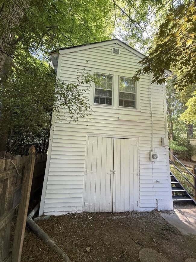 Building Photo - Private Garage Apartment!