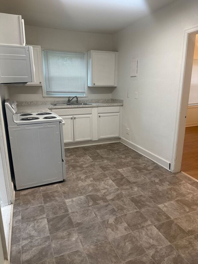 Building Photo - 3 Bedroom Single Family Home