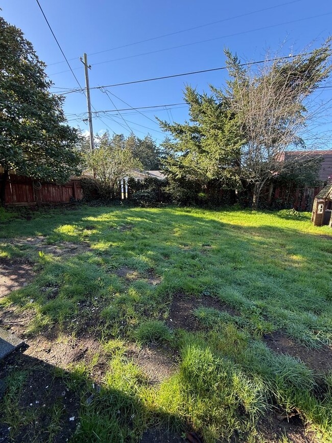Building Photo - Spacious Ranch Rambler with 2 car garage