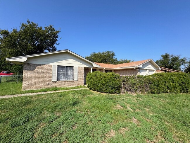 Building Photo - 3007 Sierra Dr