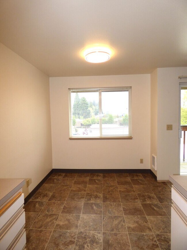 Building Photo - 1 bedroom 1 bath second level unit!