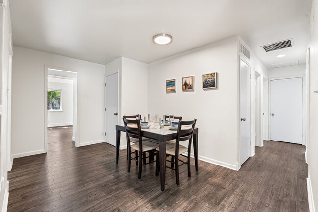 Building Photo - 571 S Taft St