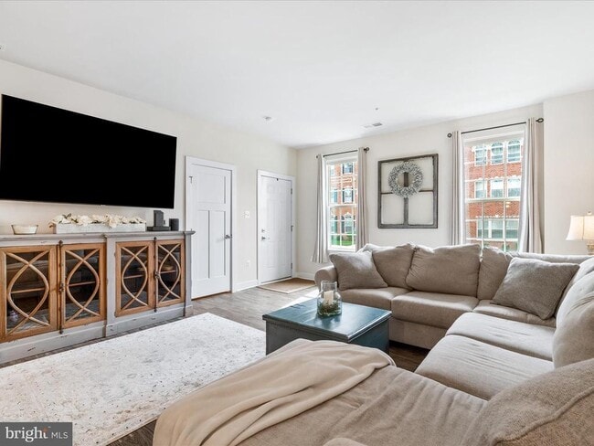 Building Photo - 5940 Etterbeek St