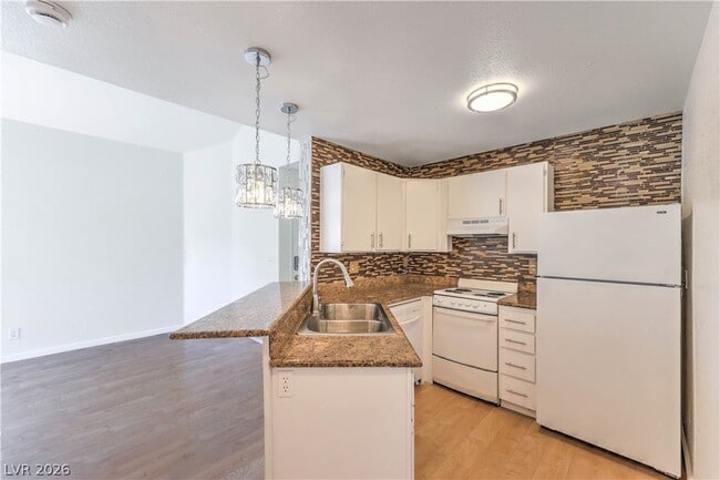 Building Photo - 460 Elm Dr