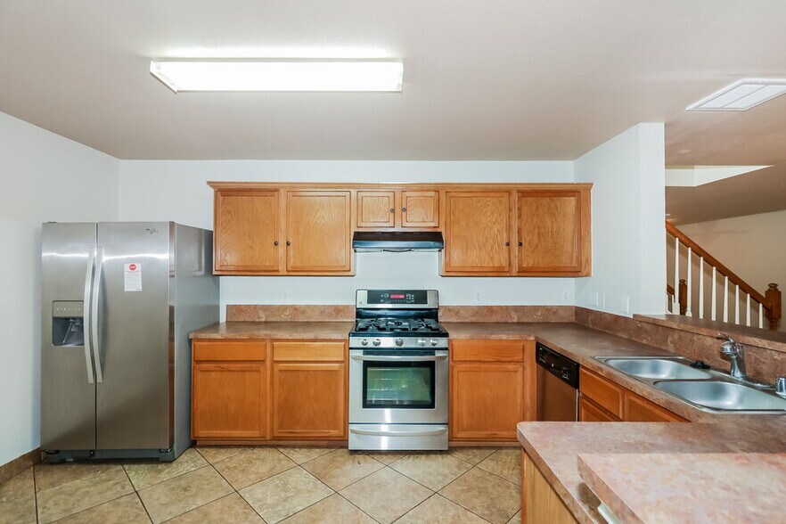 Building Photo - 5027 Oak Briar Ln
