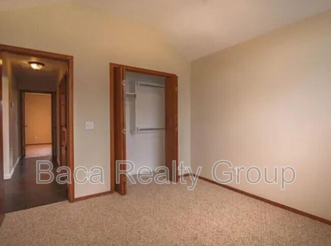 Building Photo - 6000 SE 86th St