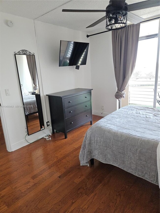 Building Photo - 9441 Live Oak Pl