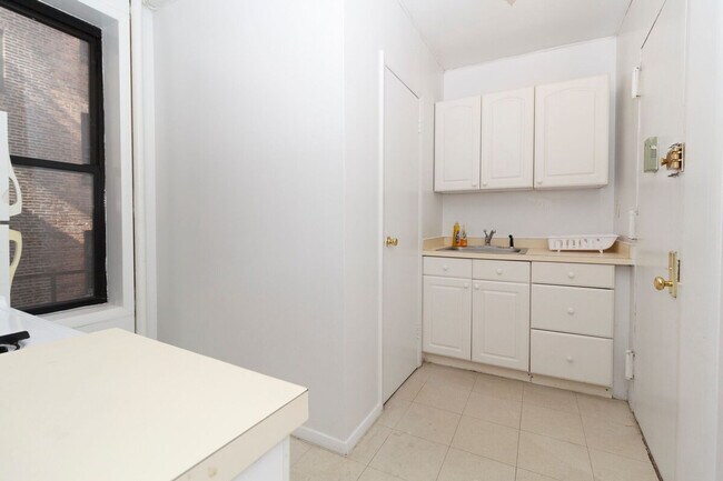 Building Photo - 1794 1st Ave